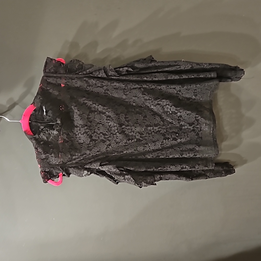 Who what where peek-a-boo shoulder lined cotton lace top